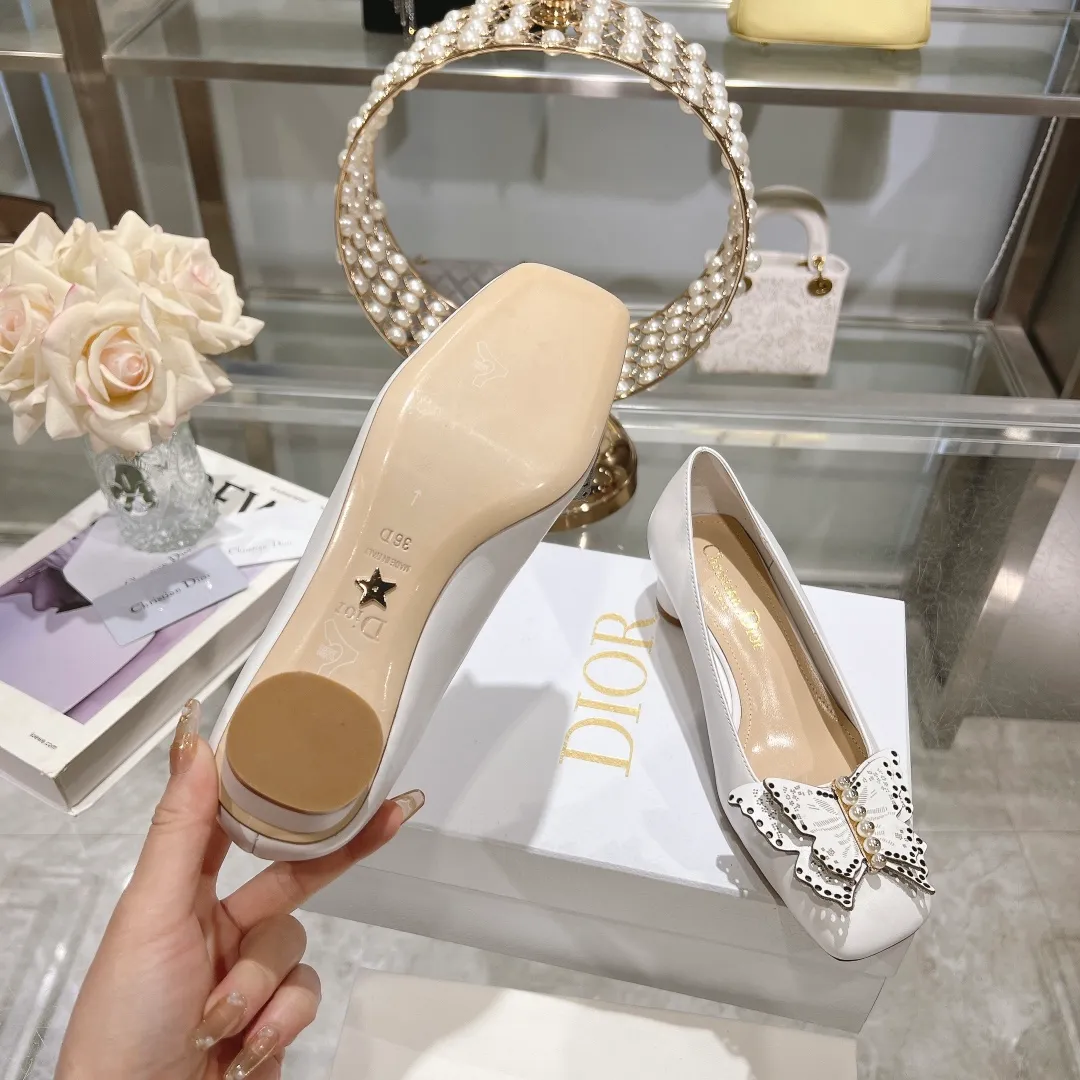 👟👟Ex-factory price 560👟👟 2024 early spring new style ◼️Dior ◼️Dior spring and summer latest fashion show haute couture series sandals Bow Mary Jane ——— Ldylle retro Roman style doll women's sandals CD pearl five metal buckle bow low-heeled women's single shoes Original development top high-end version Material: imported cow patent leather upper + water-dyed sheepskin lining + original molded pearl buckle + Italian genuine leather outsole Size: 34-40 (34.40. Customization is non-refundable and non-exchangeable) Heel height: 4.5cm 8.5cm